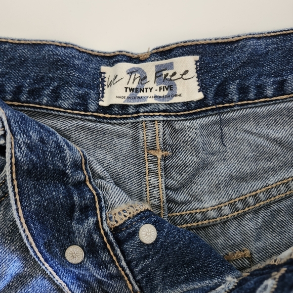 NWT Free People Loving Good Vibrations Denim Cutoff Shorts in Mid Indigo size 25 - Picture 3 of 7